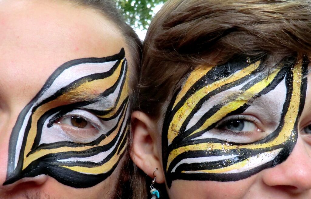 Therapeutisches Bodypaint, Gemei schaft